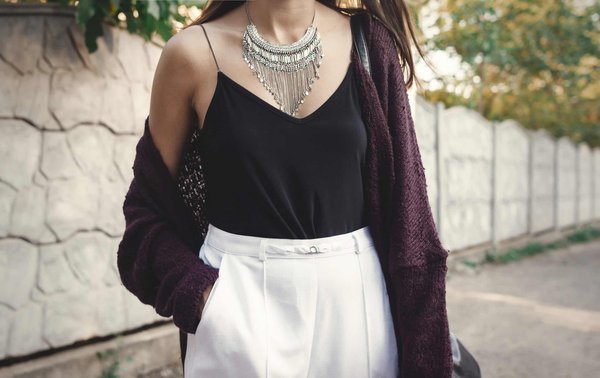 Quelques astuces pour porter des bijoux Y2K naturellement