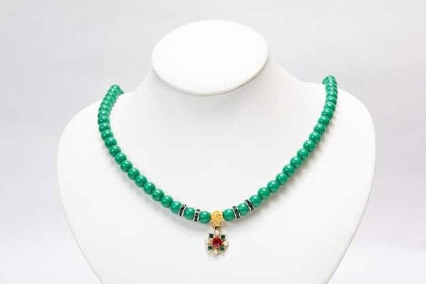 Quels sont les différents types de bijoux en pierres brutes ?