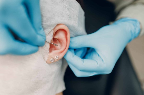 Comment assurer la pose d'un piercing tragus ?