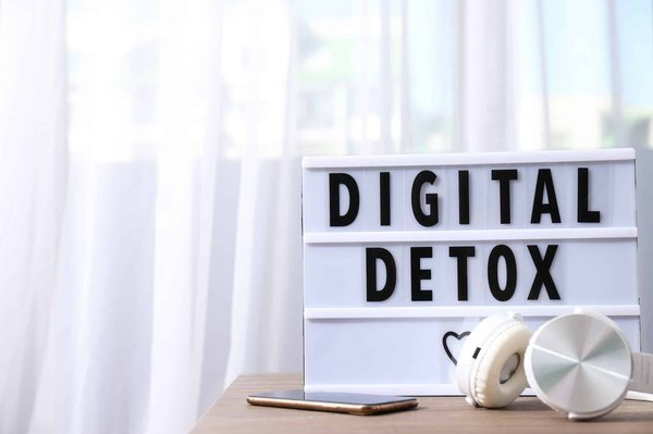 Quelle est la méthode la plus efficace pour détoxifier la peau du visage après une pollution urbaine intense?