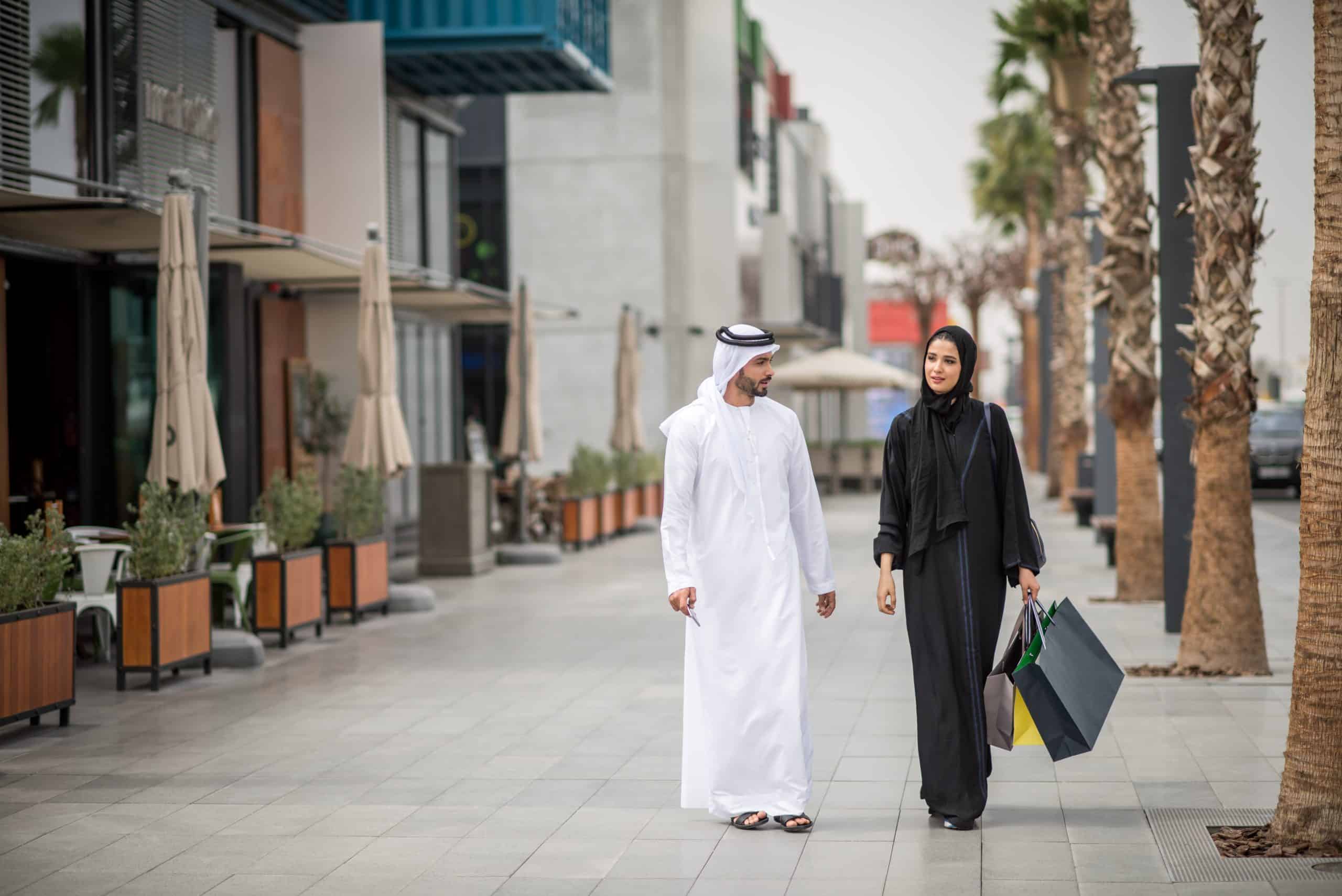 Le qamis : De l’histoire religieuse à la mode moderne