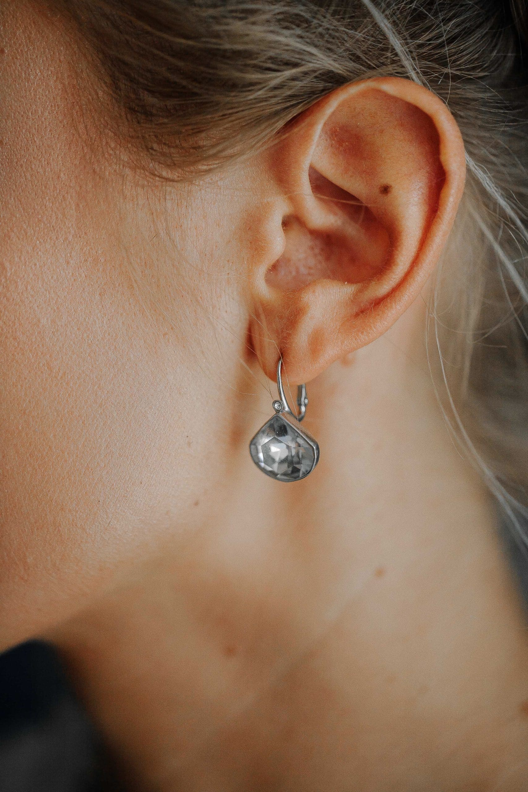 Pourquoi opter pour des boucles d’oreille en pierre ?