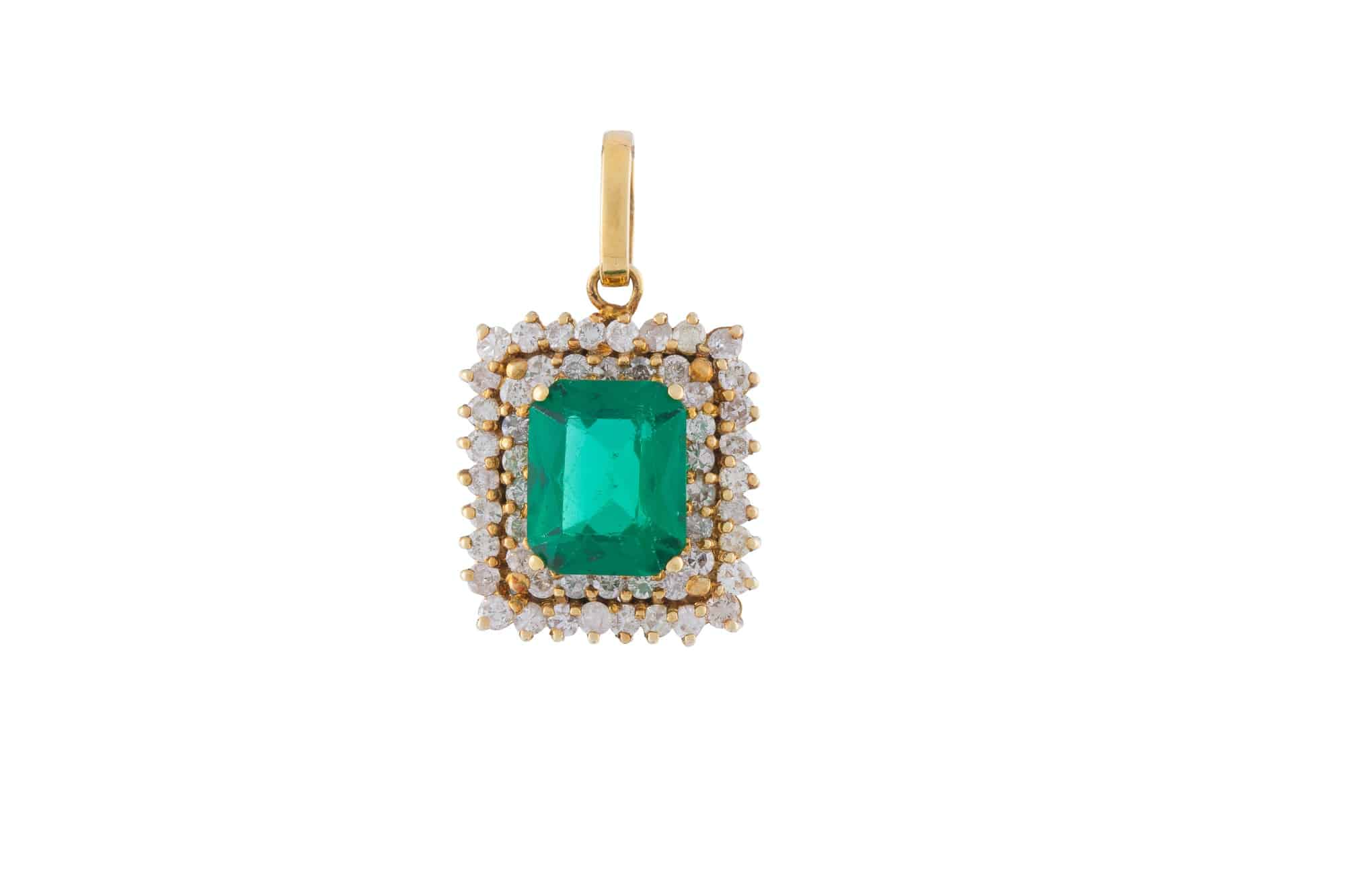 Les avantages de choisir une bague émeraude pour ces fiançailles