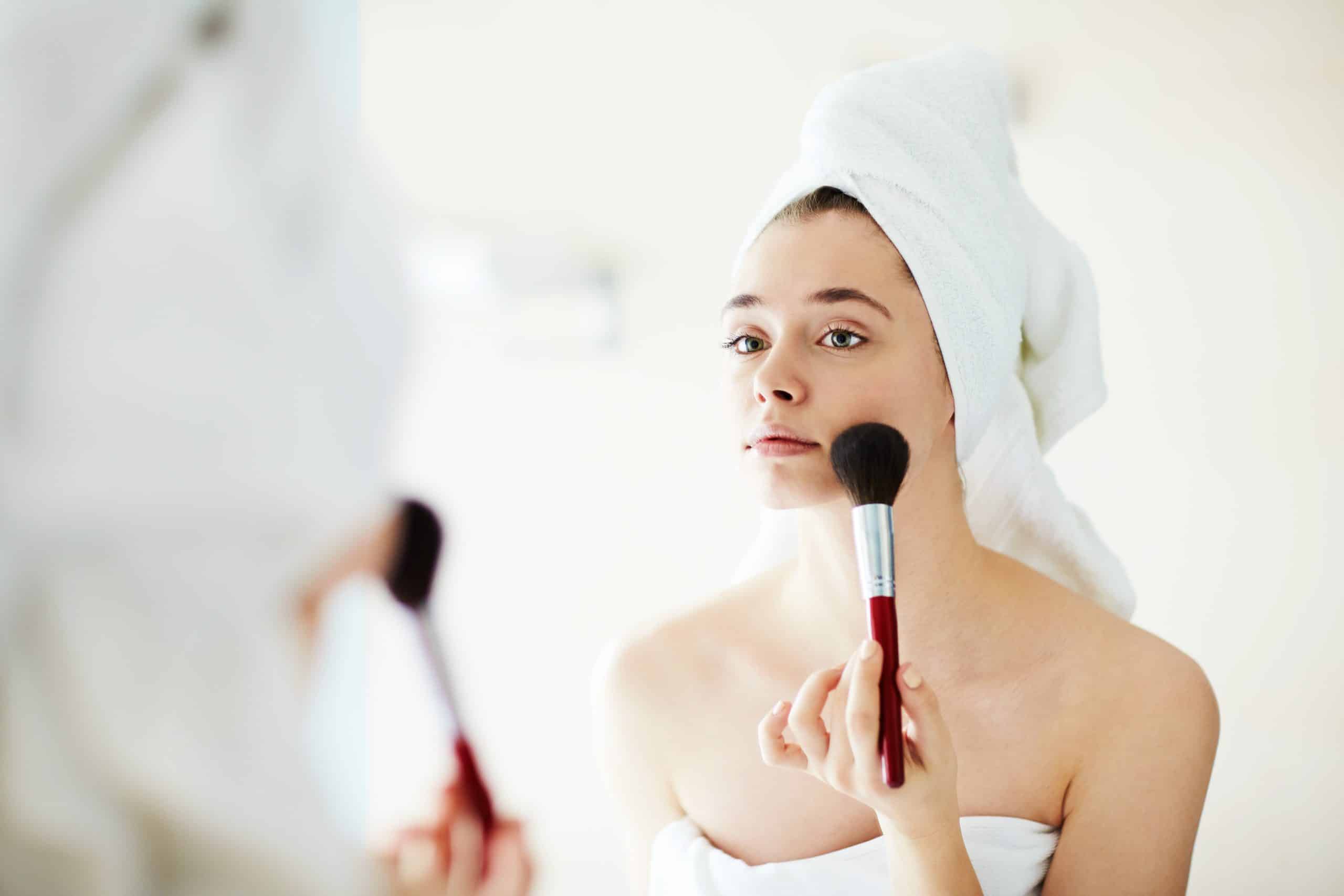 Quelle est la technique pour réaliser un maquillage correcteur sur un visage avec rosacée?